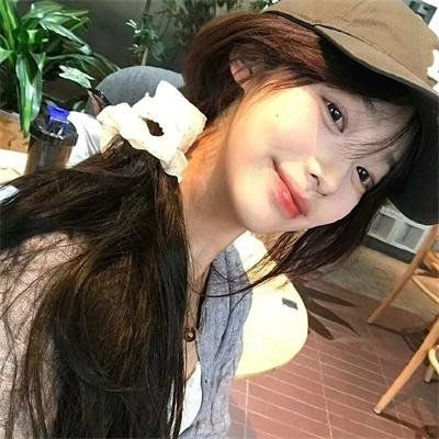 缓缓前行的老货轮